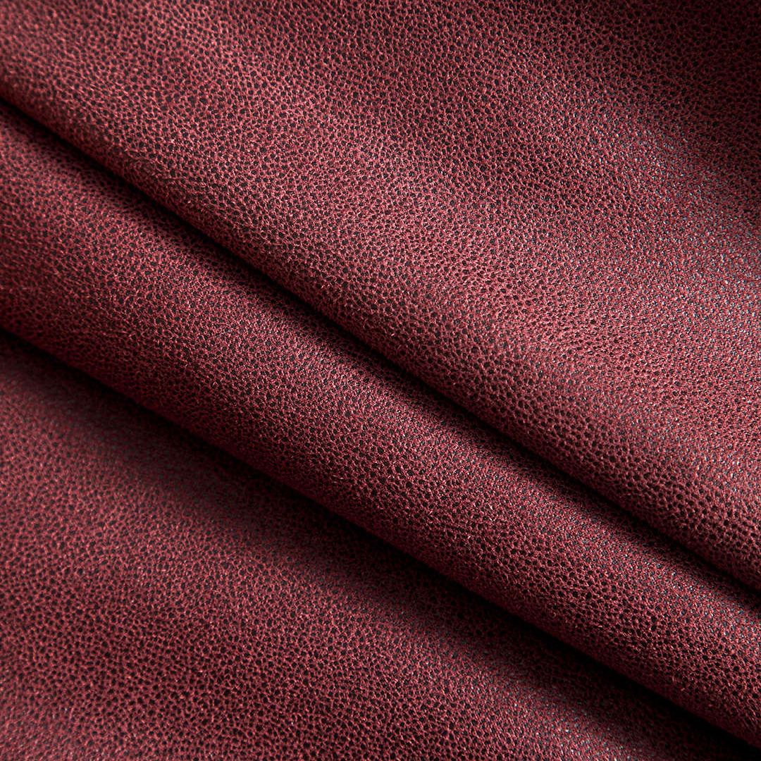 Vinröd bomberjacka i imitationsläder med stor vit fuskpälskrage och fickor med lock