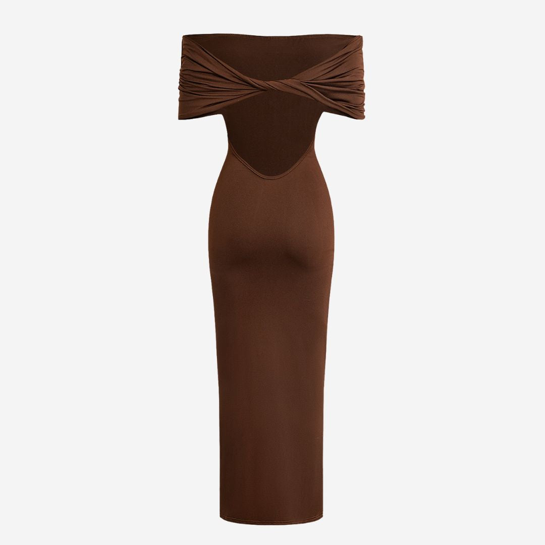 Brun axelbandslös midiklänning med rynkad överdel och öppen rygg i stretchigt material