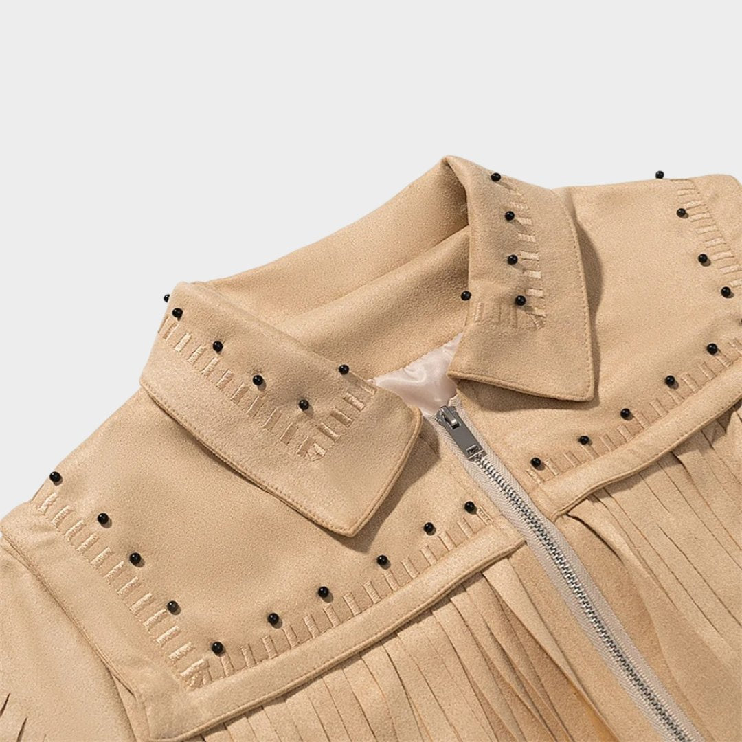 Beige mockajacka i cowboystil med långa fransar och nitar
