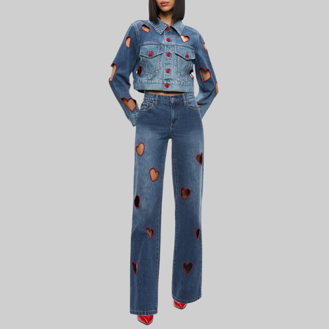 Blå Denimjeans med Hjärtformade Utskärningar och Kontrasterande Röd Kant