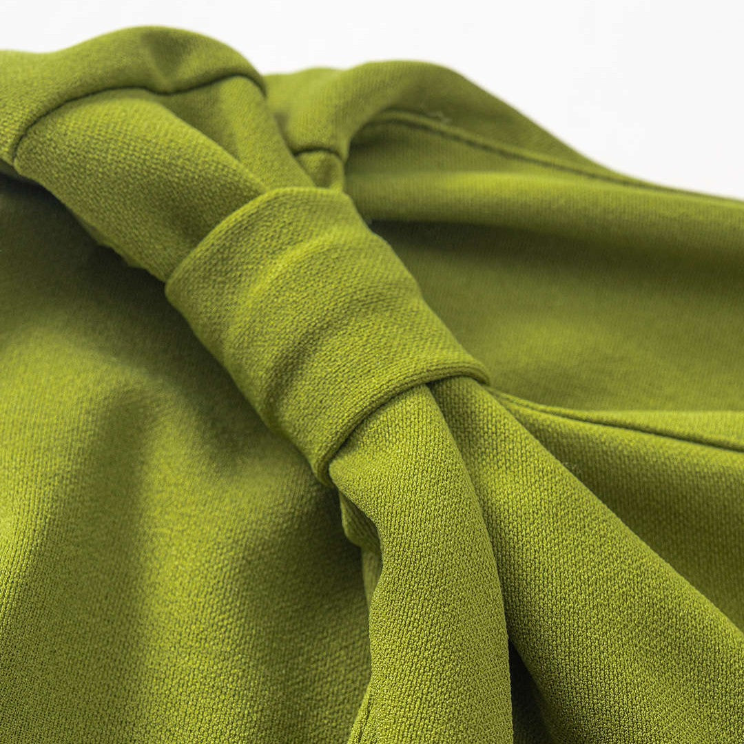 Olivgrön midiklänning med asymmetrisk axel, draperad midja och lång ärm i chiffong