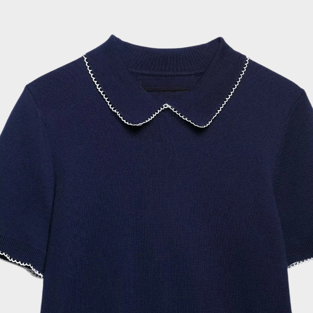 Stickad mörkblå topp med krage och kort ärm