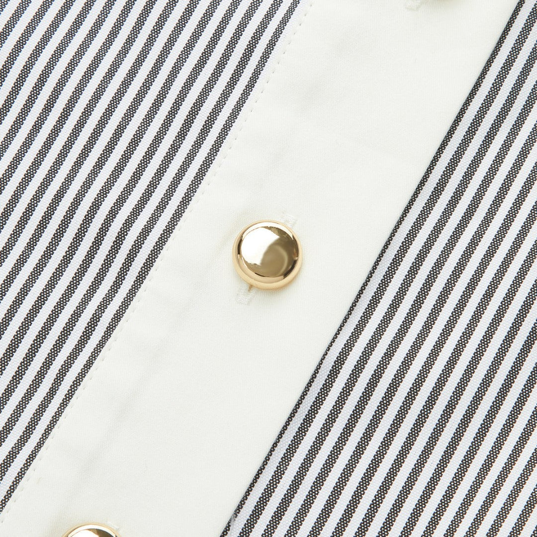 Randig skjortklänning med kontrastdetaljer, bälte och guldknappar