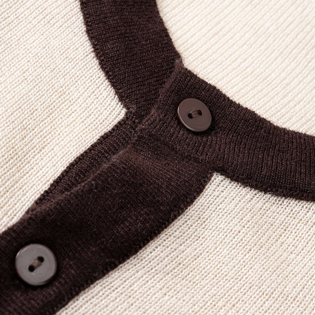 Stickad Långärmad Topp Med Kontrastknappar Och Ribkant