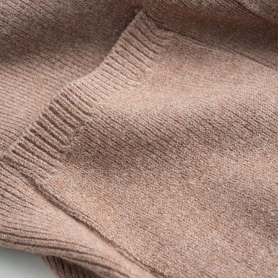 Ljusbrun klassisk ribbstickad kofta med djup V-ringning och dekorativa framfickor