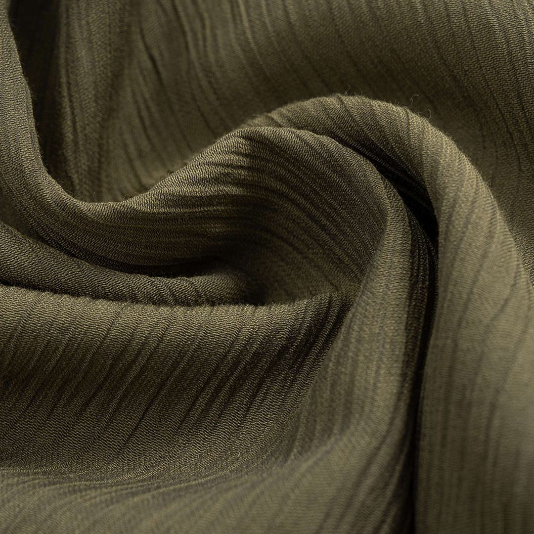 Maxiklänning olivgrön med lång ärm rund hals veckad design figurnära midja