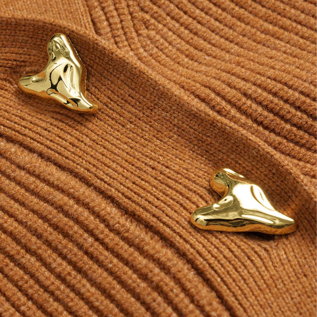 Orange kort ribbstickad kofta med puffärmar hjärtknappar och figurnära midja