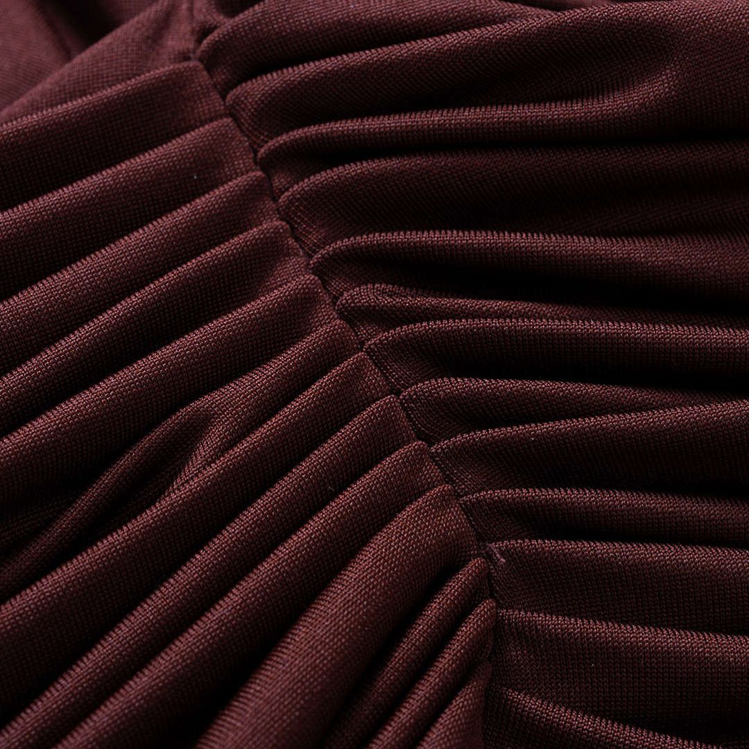 Brun jerseykjolklänning figurnära med draperad design metallbälte ärmlös hög ringning elegant festklänning