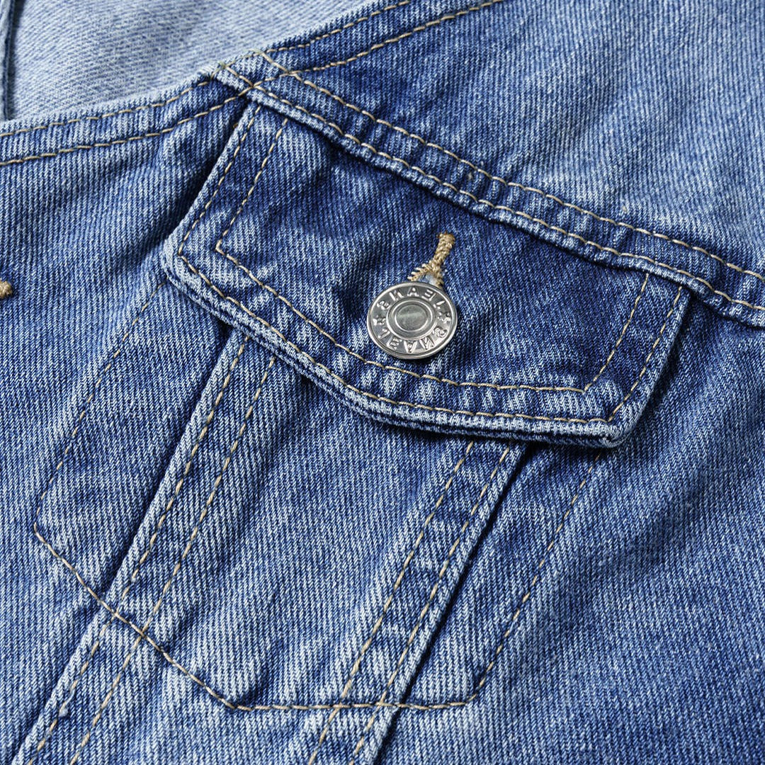 Kort figursydd denimväst med fickdetaljer och knappstängning