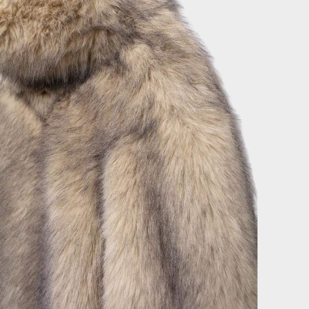 Beige jacka i fuskpäls med hög krage och breda ärmslut