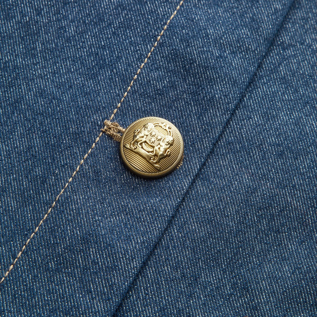 Kort denimjacka med kontrastkrage i mocka och dekorativa guldknappar