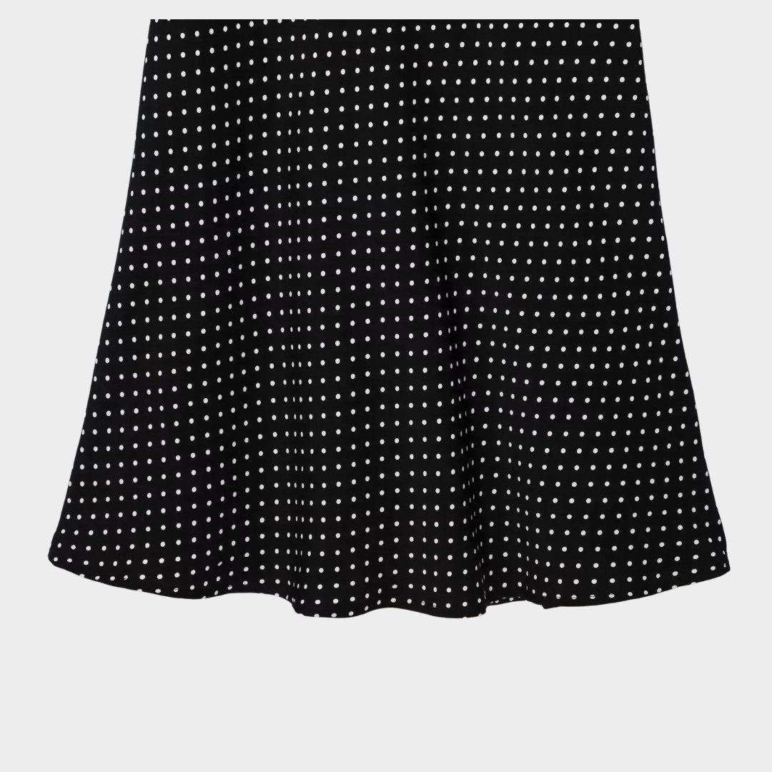 Svart halterneck-klänning med prickigt mönster och öppen rygg