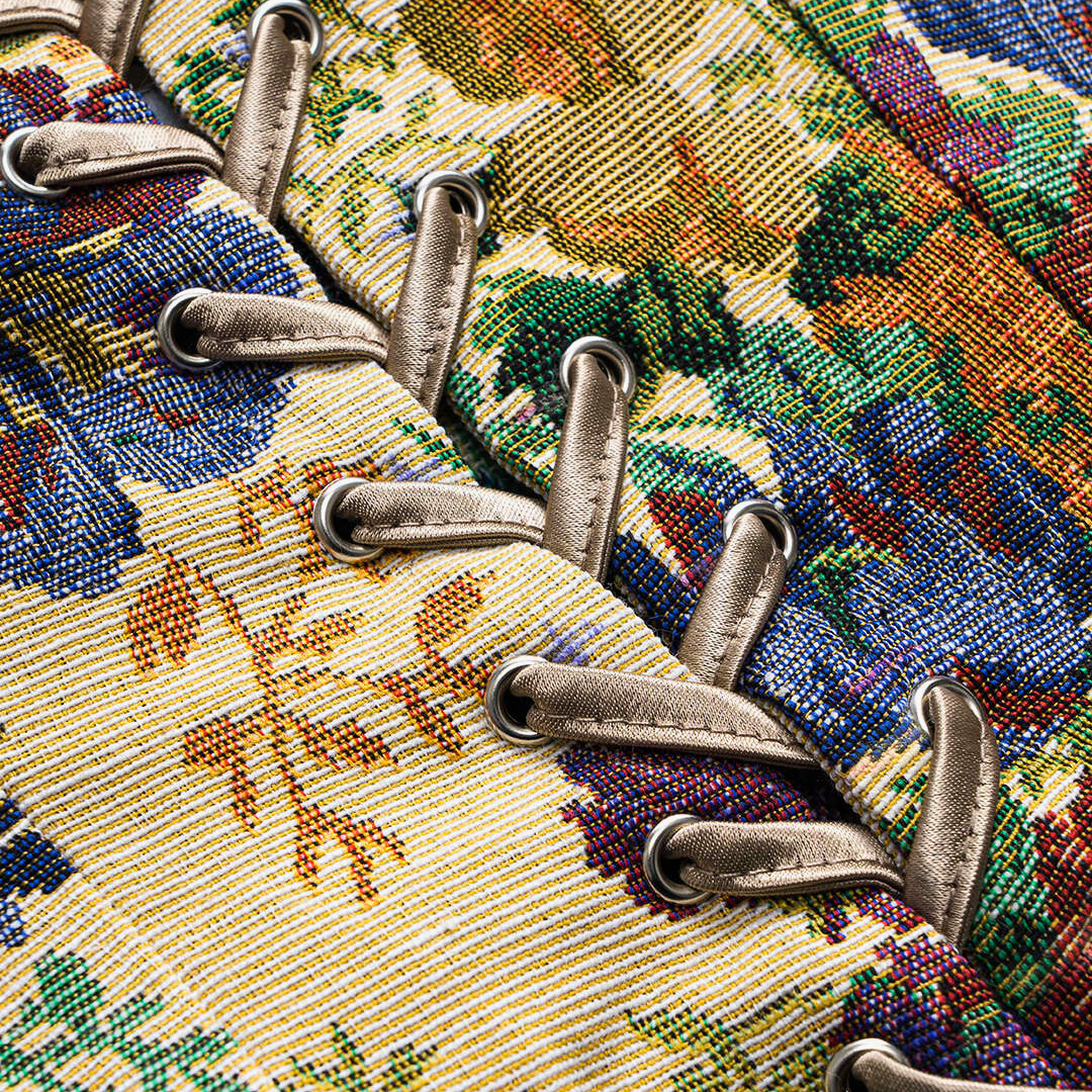 Axelbandslös figurnära midiklänning i satin med blommigt mönstrad liv och draperad kjol