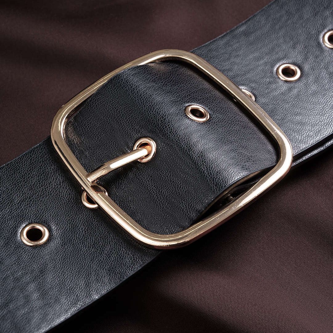 Brun satinklänning figurnära med hög ringning ärmlös design markerad midja bälte elegant