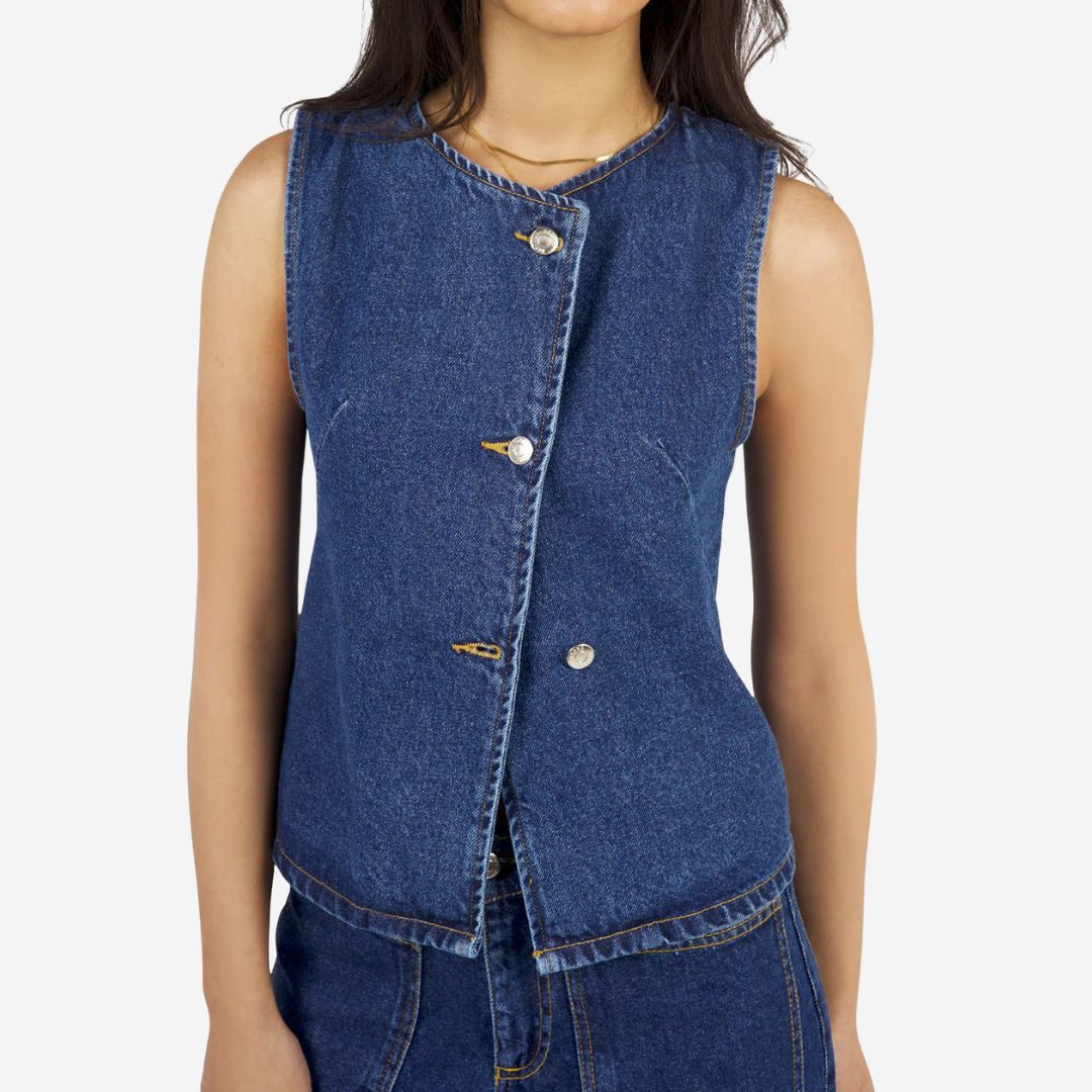 Ärmlös asymmetrisk jeansväst med markerade knappar och figurnära passform