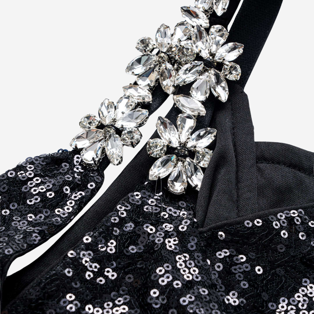 Svart asymmetrisk paljettklänning med dekorativa axelband och kristallapplikationer