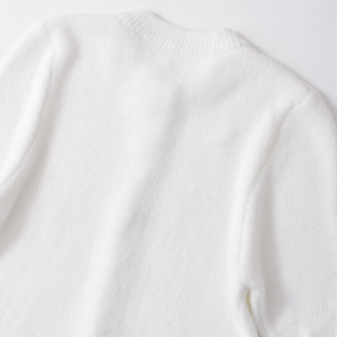 Kortärmad stickad kofta med rosettdetaljer och knappstängning