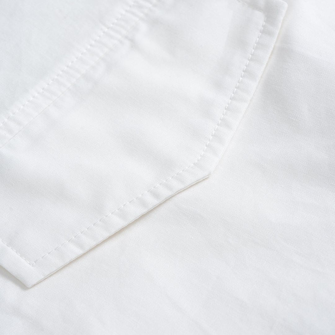 Vit kortskuren skjorta med bröstfickor