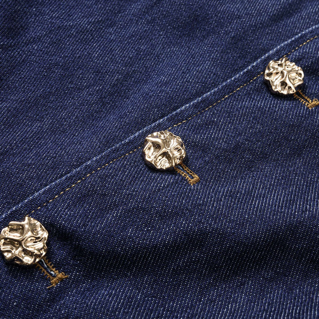 Figursydd denimväst med dekorativa knappar och rund halsringning