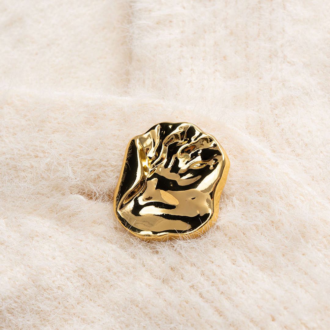 Vit Kort luddig kofta med markerade knappar och avslappnad passform