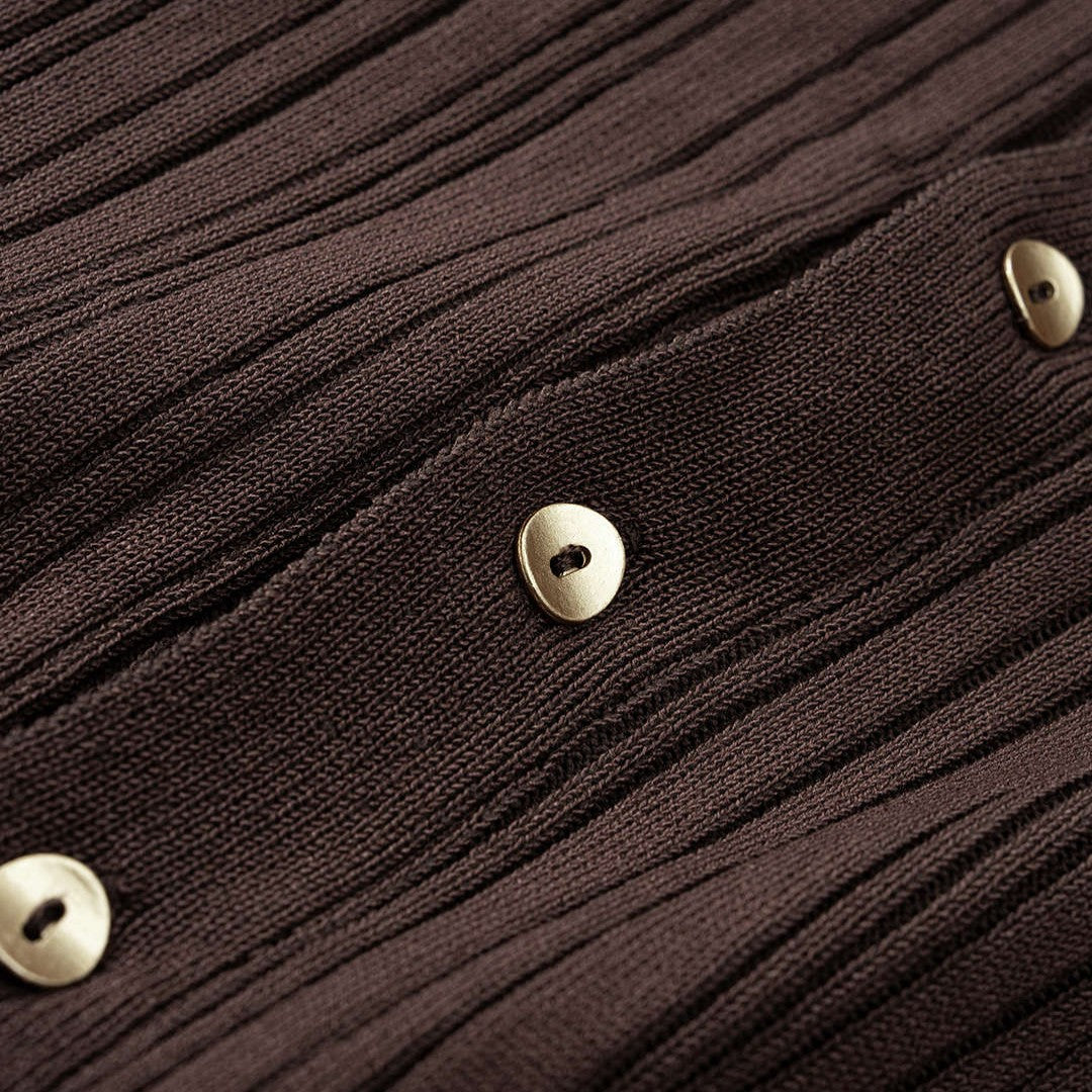 Brun ribbad trikåtopp med knappar och rund halsringning