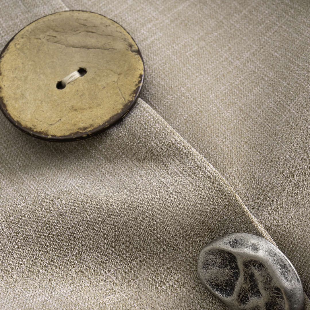 Skräddarsydd väst i elegant tweed med dekorativa knappar och markerad midja med knytband