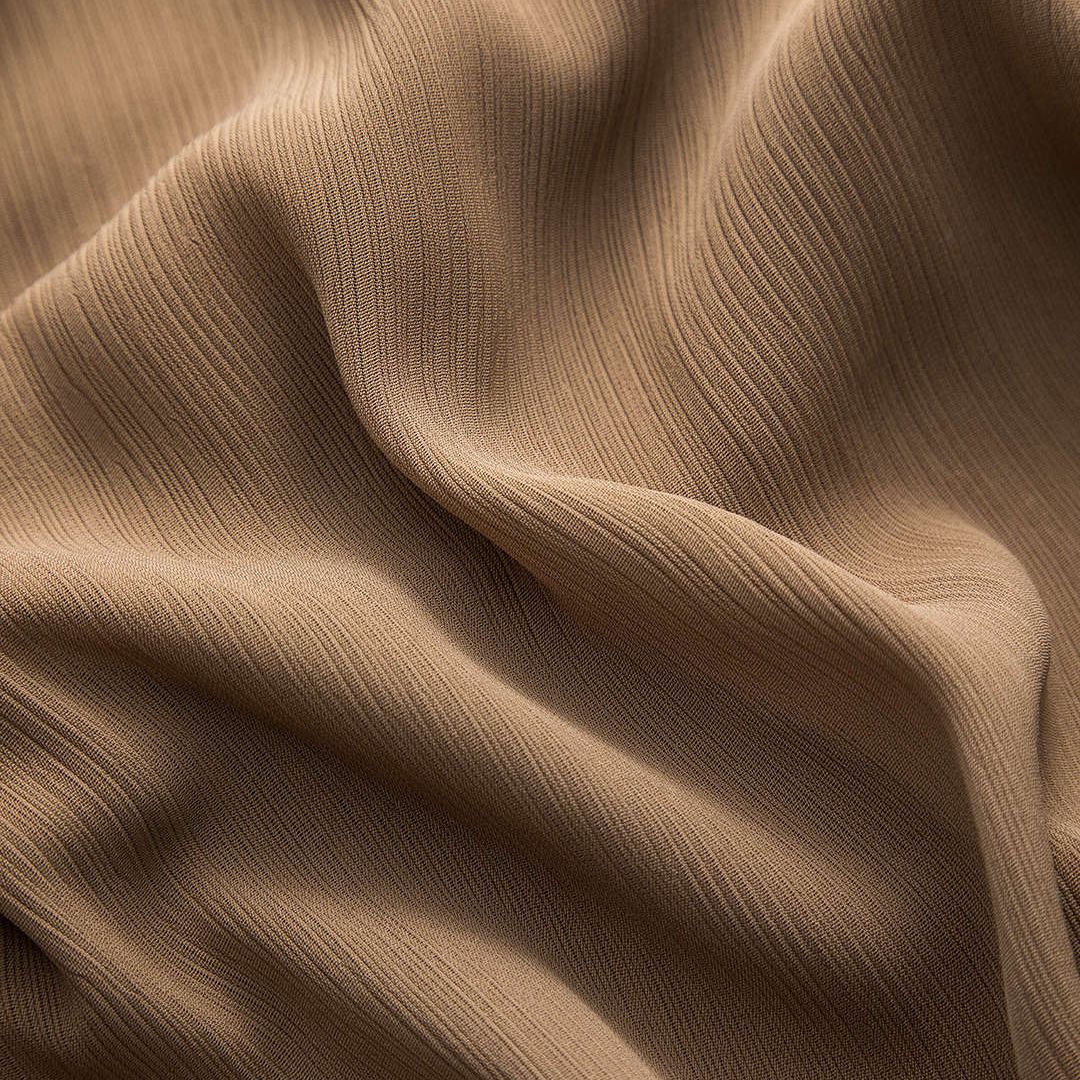 Brun chiffontopp med rynkad krage och volangkant