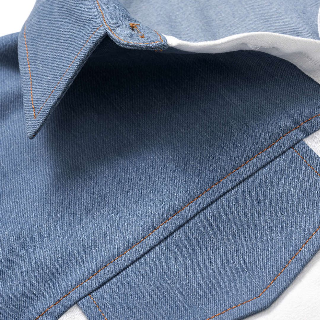 Tvåfärgad kortärmad skjortblus i denim och linne med knytning och fickdetaljer