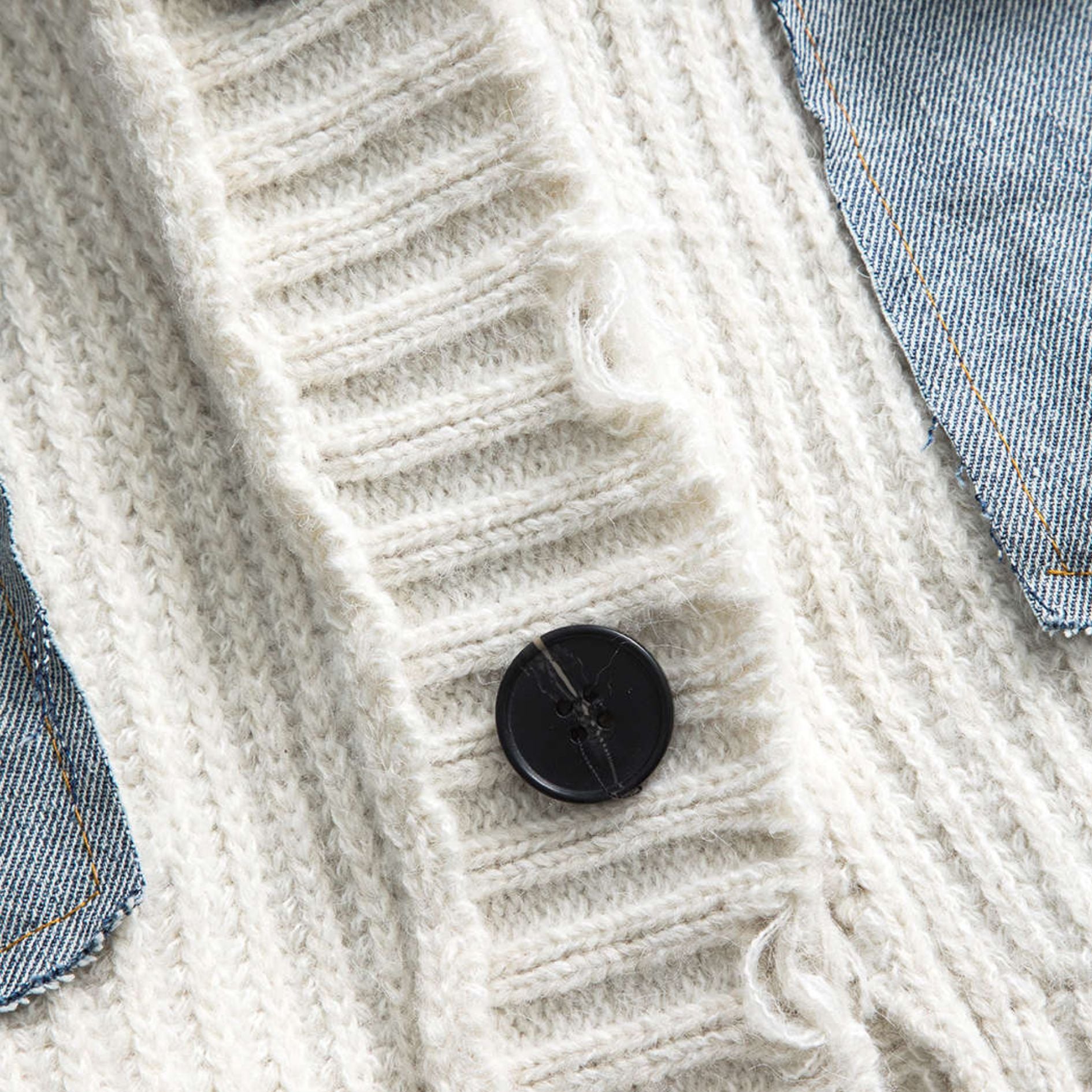 Vit stickad cardigan i ribbat jersey med jeansdetaljer och kontrastfickor