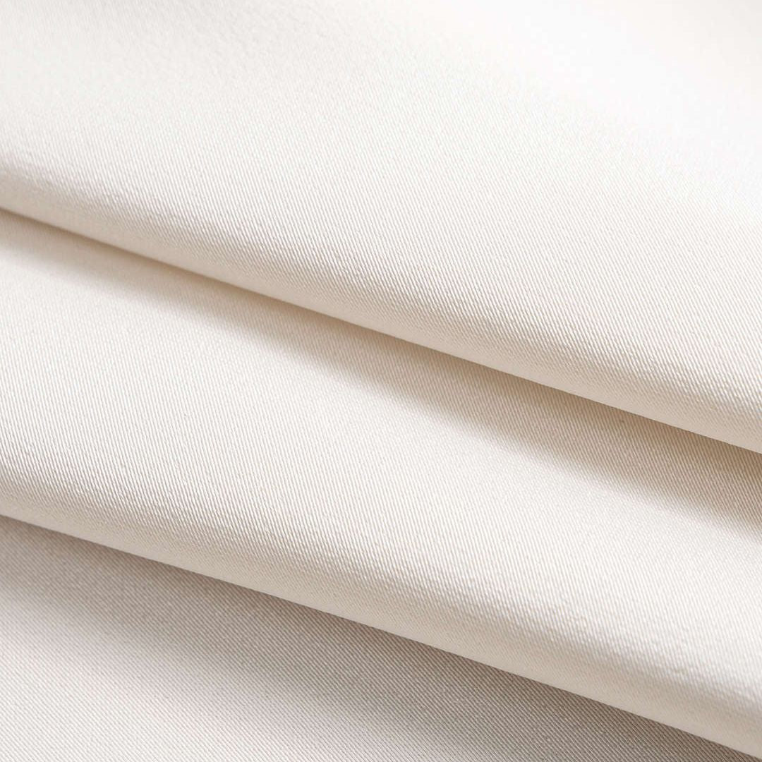 Elfenbensvit omlottblus i satin med midjeband och drapering