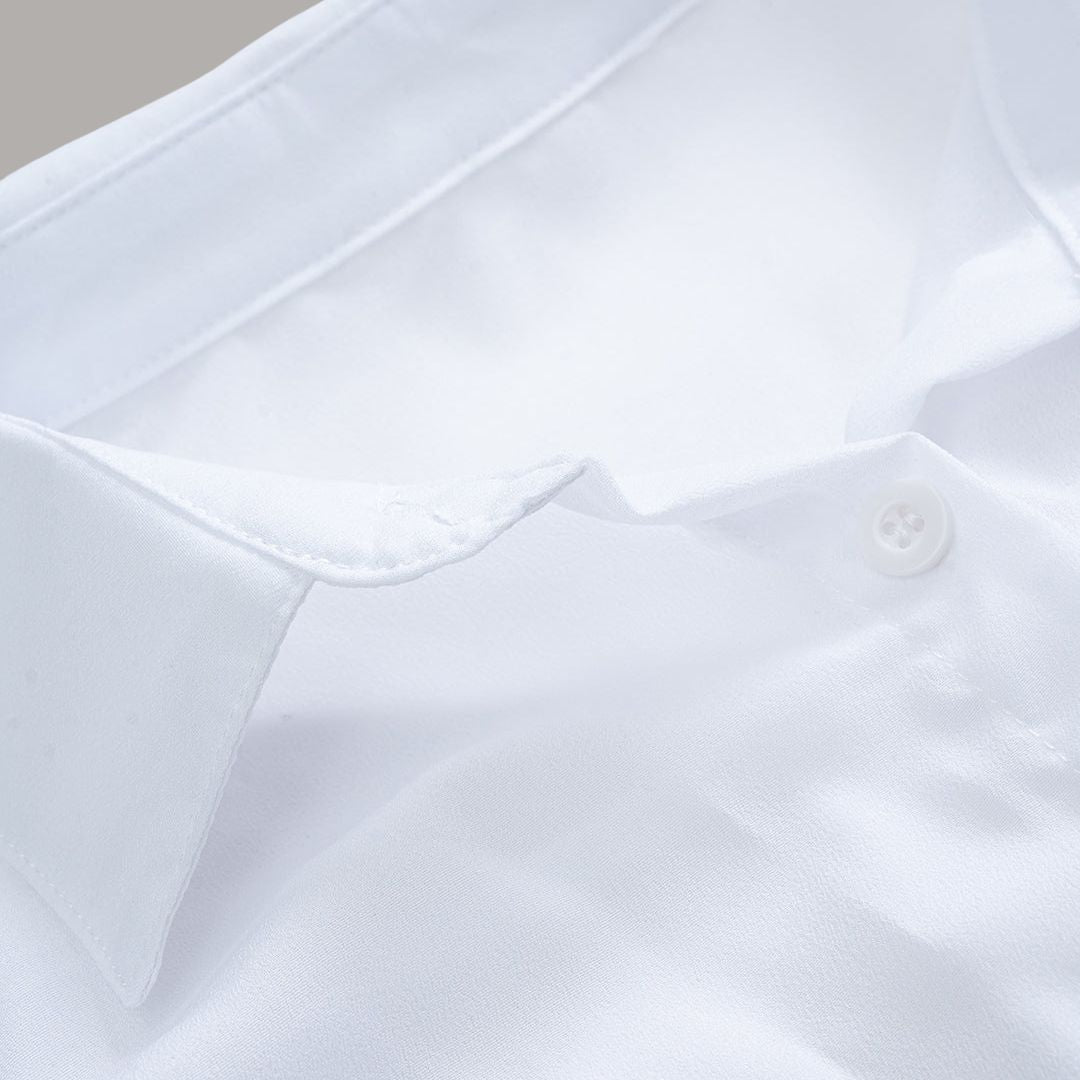 Vit chiffongblus med knytfunktion och lång ärm i figurnära passform