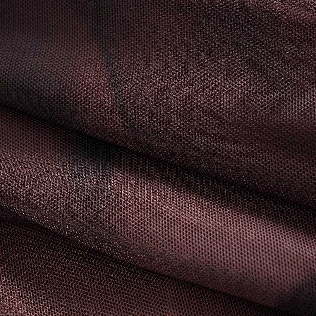 Långärmad maxiklänning i rödbrun tie-dye mesh med draperad design och figurnära siluett