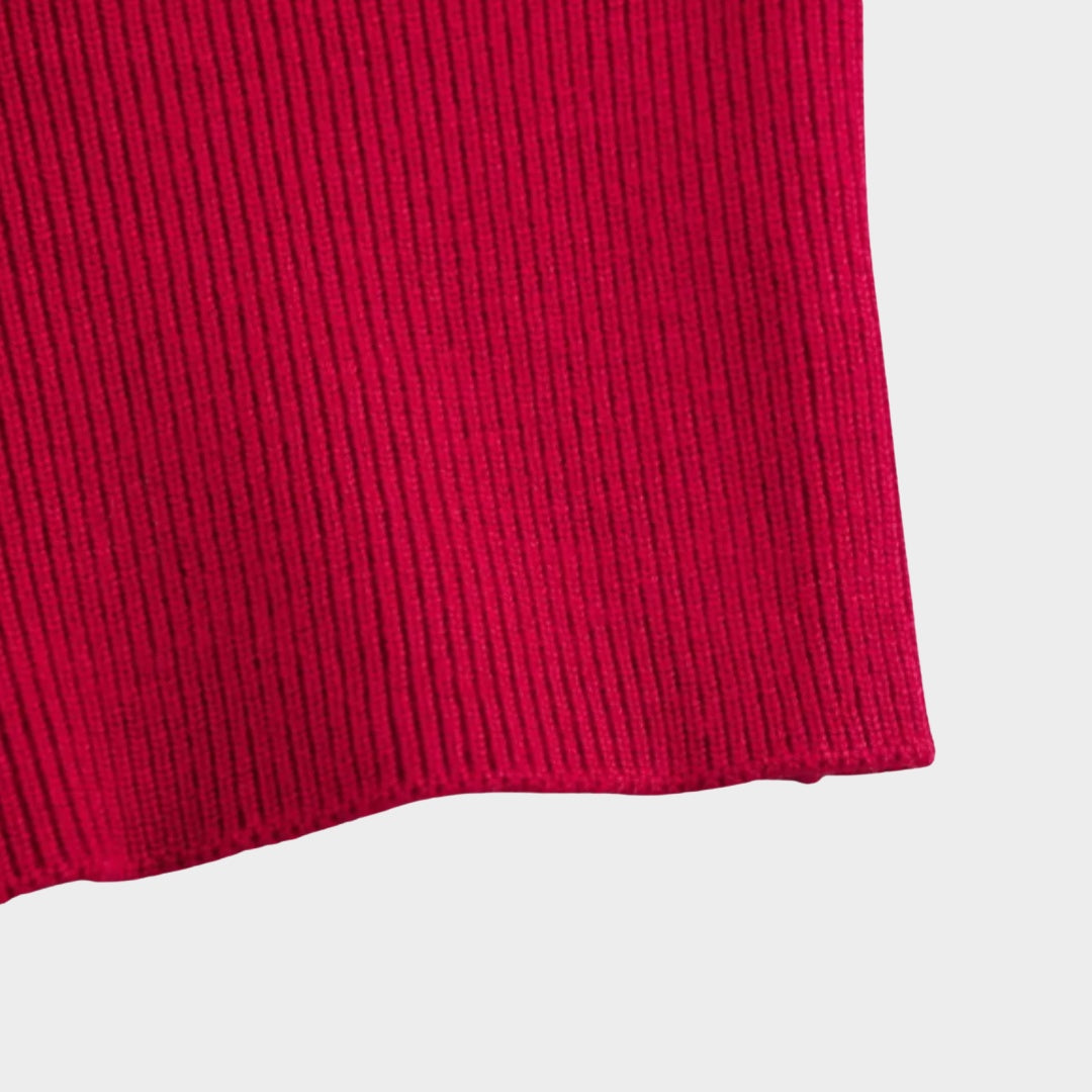 Röd kortstickad kofta med hjärtformade knappar