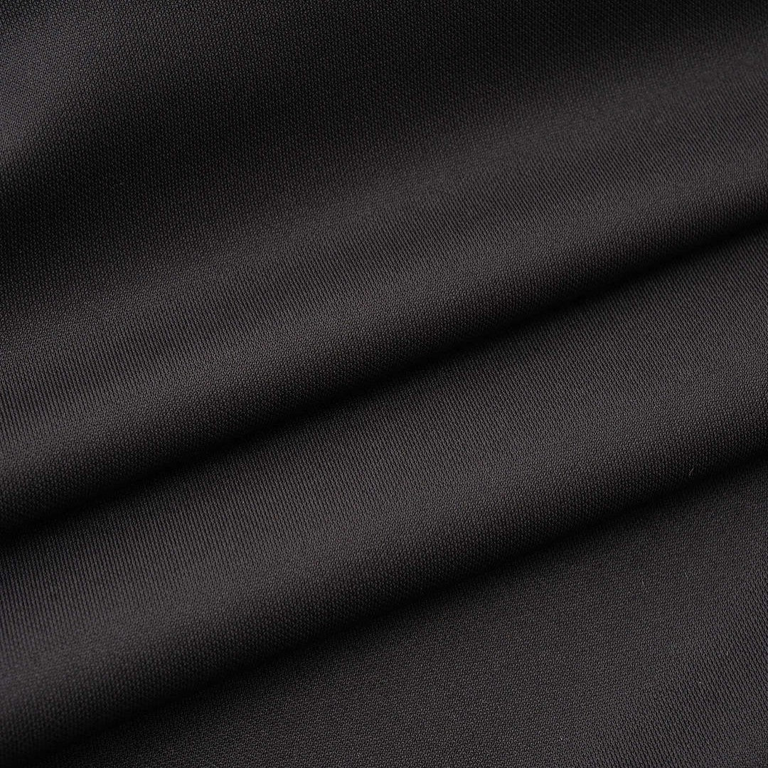 Svart figurnära maxiklänning med rynkdetaljer, nyckelhålsringning och puffärmar – elegant klänning med låg stretch