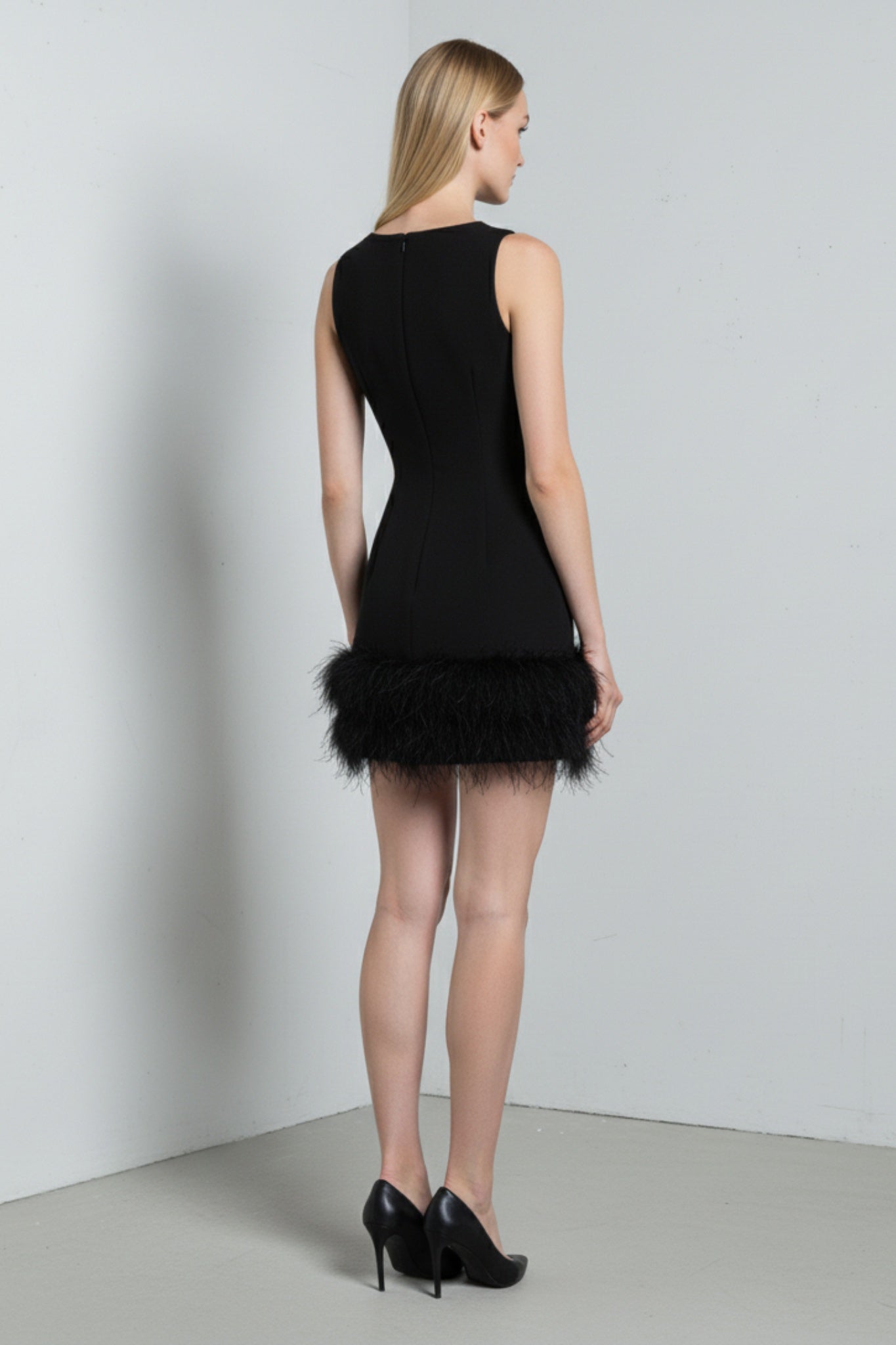 Svart Elegant miniklänning med fjäderkant och smal passform
