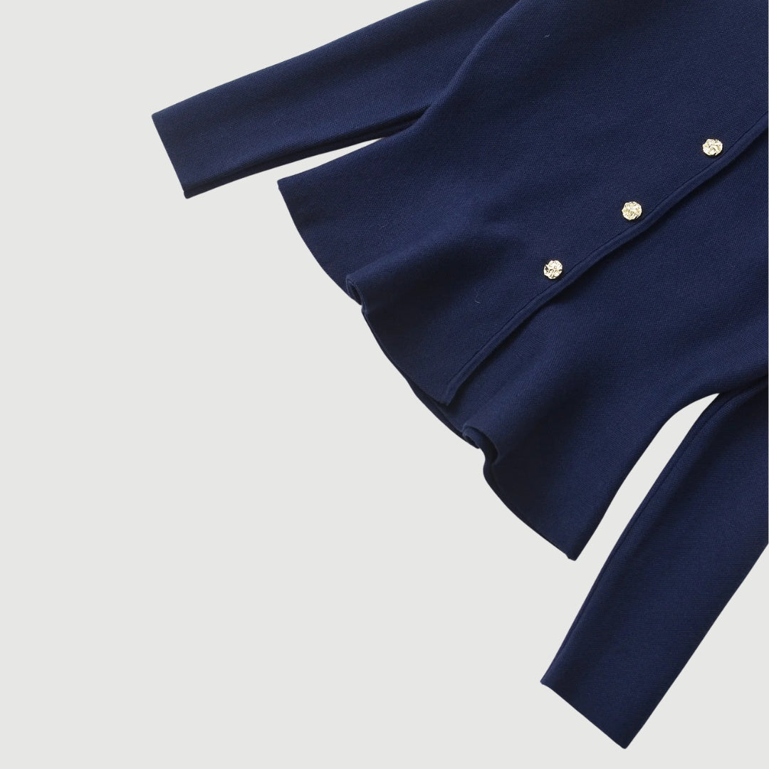 Figurnära kofta i marinblått med dekorativa knappar