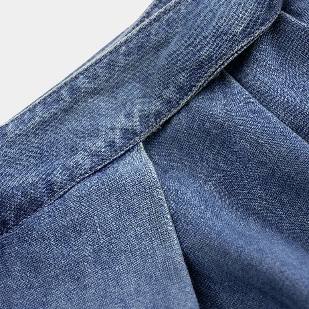 Blå omlottinspirerade denimbyxor med knytband i midjan, vida ben och sömdetaljer över knäna