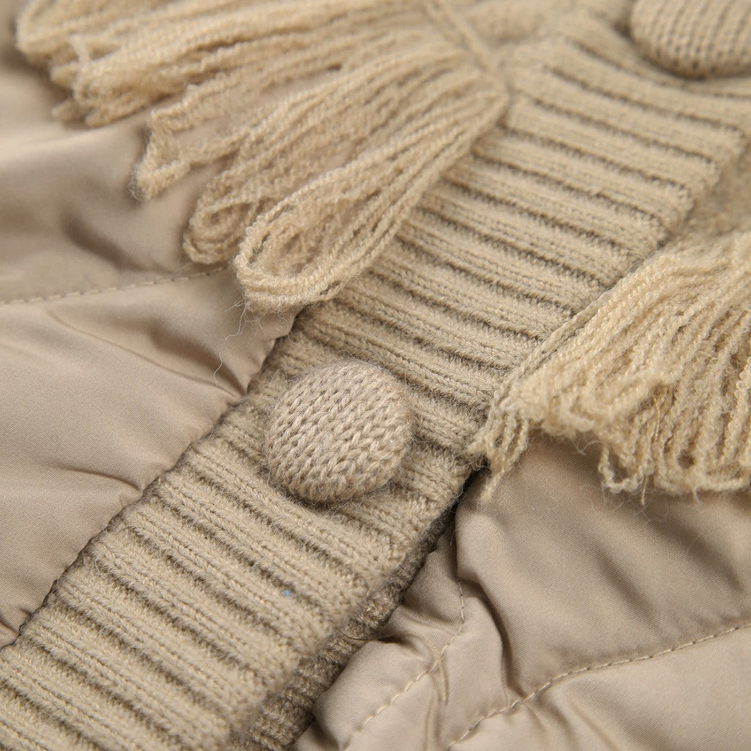 Stickad och vadderad jacka med fransdetalj och quiltade paneler