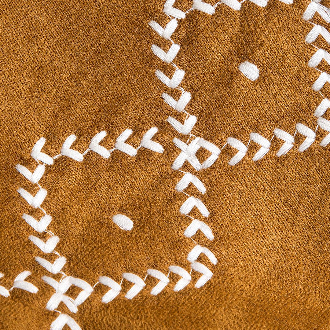 Kamelbrun jacka i mockaimitation med vit brodyr, teddykrage och knappar i ledig passform