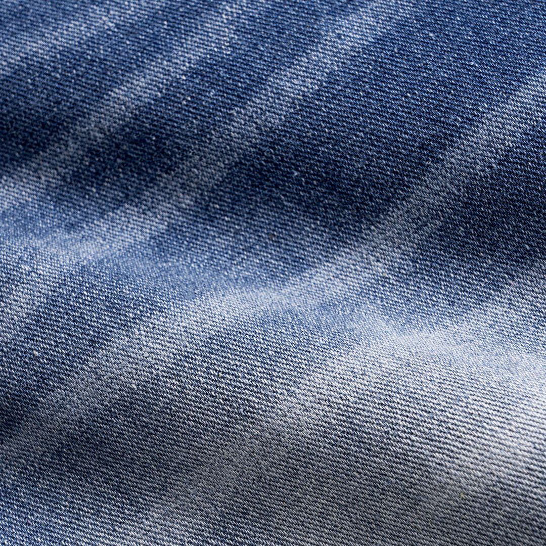 Högmidjade jeans i blekt tvätt med breda ben, markerad knappgylf och slitna detaljer baktill