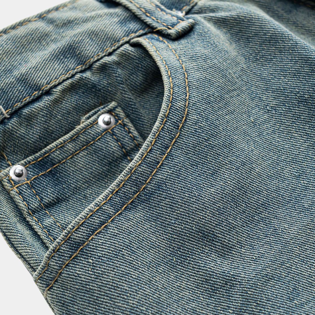 Höga ljusblå jeans med kraftiga slitningar, transparenta infällningar och bred rak passform i strukturerad denim