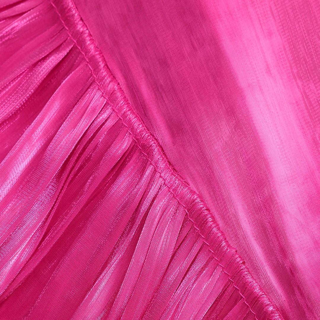 Fuchsiafärgad chiffontopp med volanger och lös silhuett