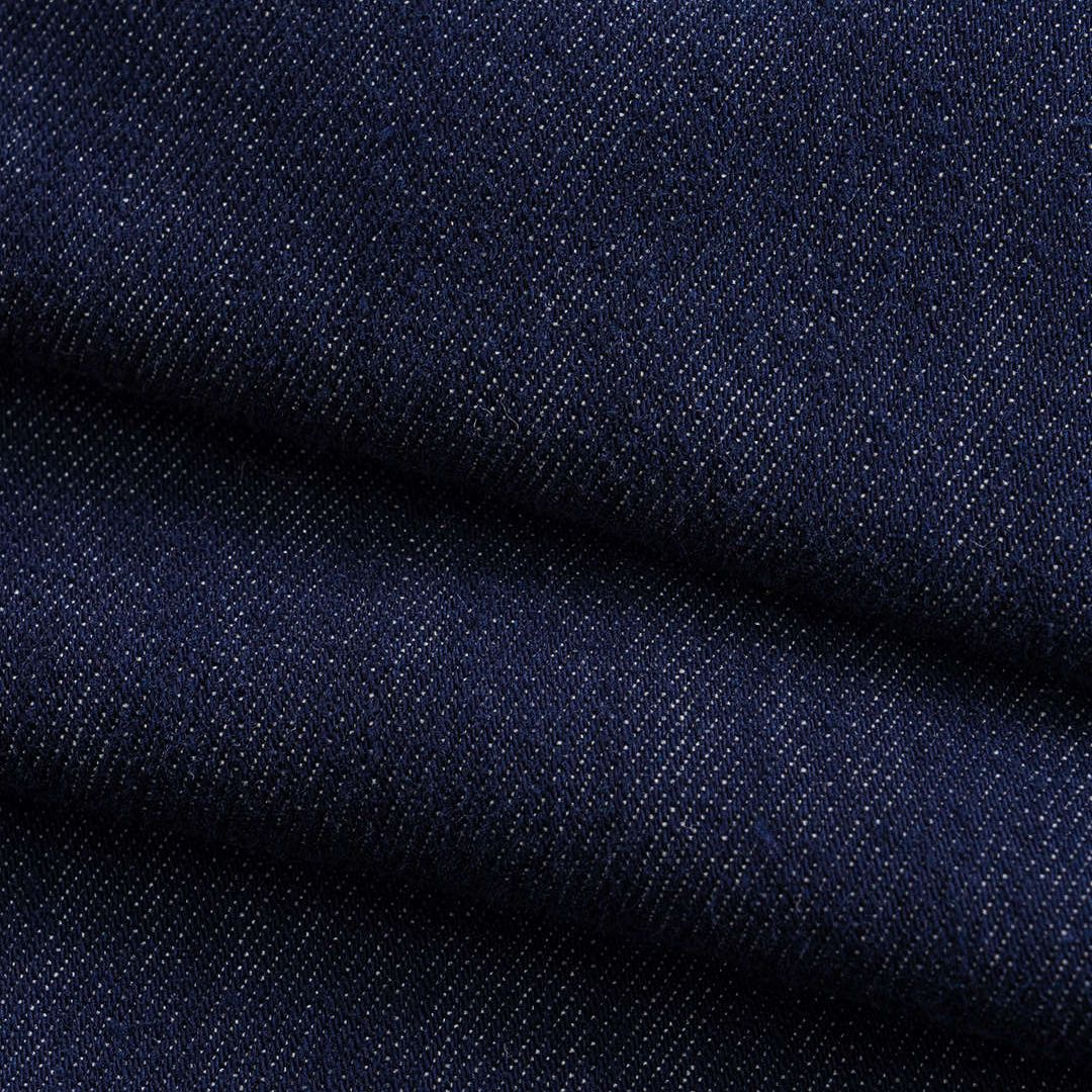 Mörkblå denimbyxa med vida ben, bandanamönstrad scarfdetalj i midjan och uppvikta fållar med tryckt insida