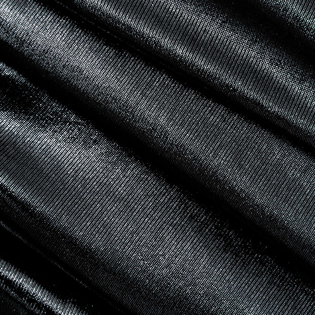 Lång svart klänning i glansigt coated tyg med draperad front och djup urringning