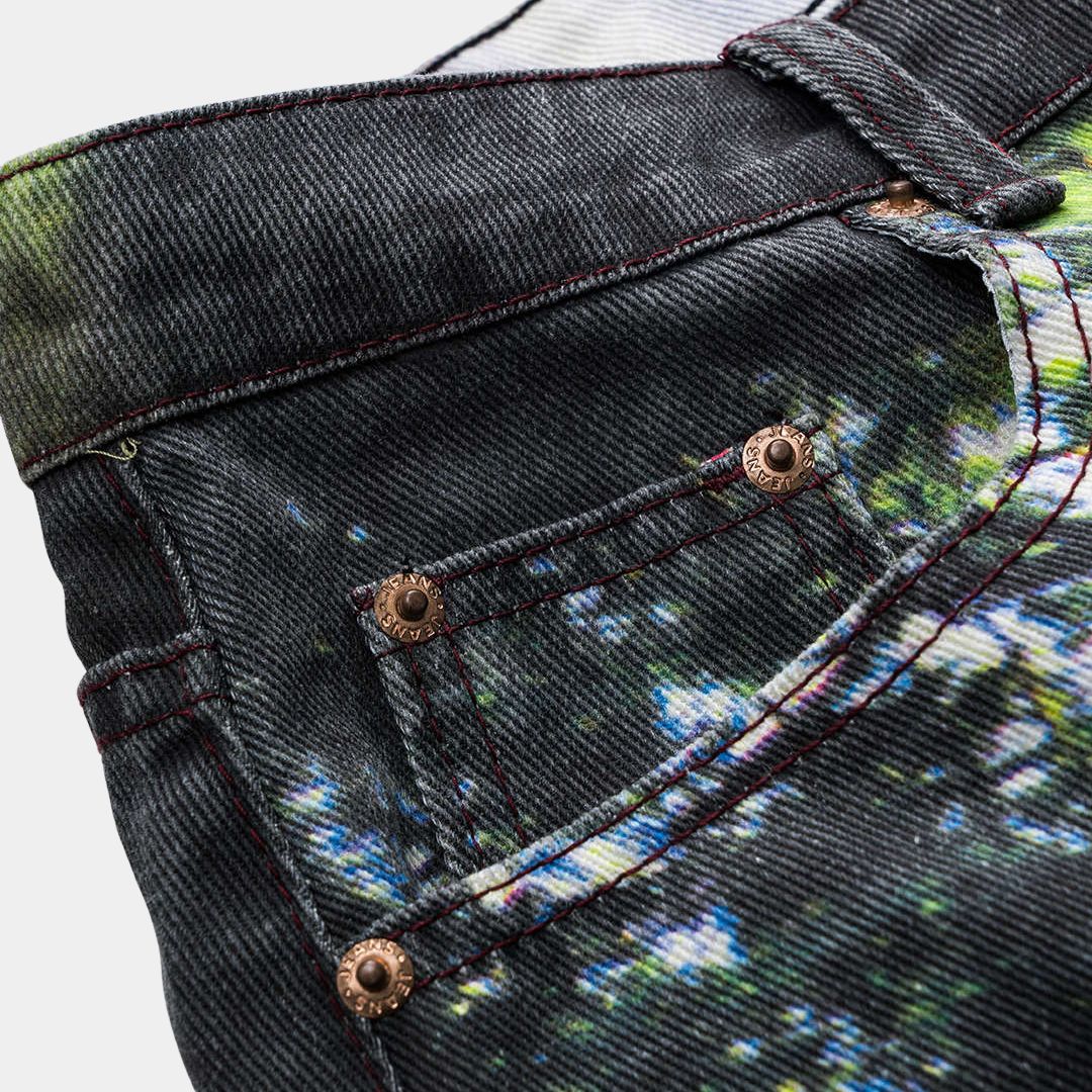 Höga svarta jeans med heltäckande fotoprint av vattenfall, röd söm och subtil stretch i strukturerad denim