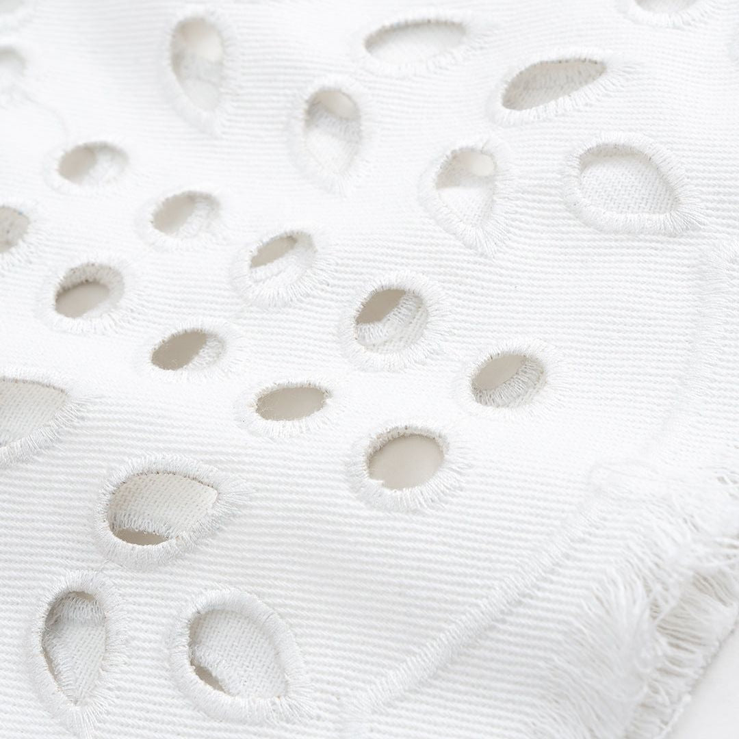 Vita vida jeans med blombroderi och utskurna detaljer