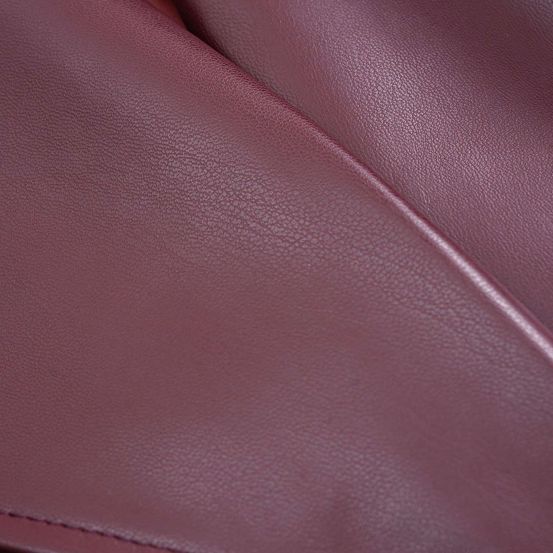 Vinröd Lång vinröd trenchcoat i glansigt veganskt läder med bred krage och knytskärp