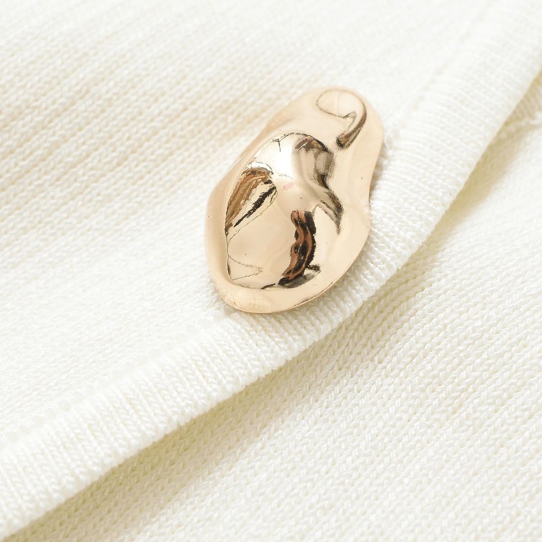 Pastellfärgad stickad kofta med V-ringning och guldfärgad knapp