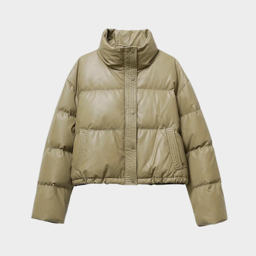 Kort vadderad pufferjacka med hög krage och fickor
