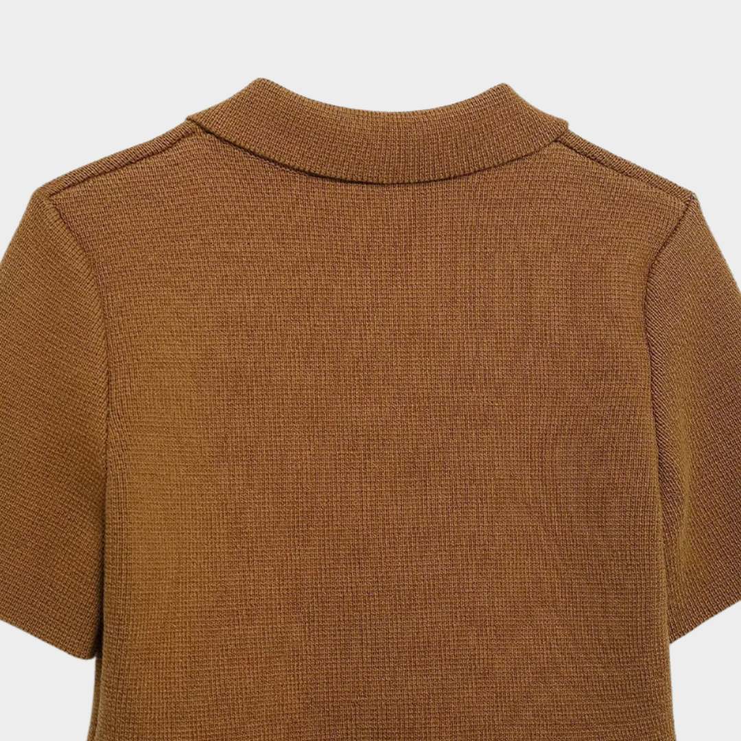 Brun stickad tröja med slagkrage korta ärmar och veckdetalj